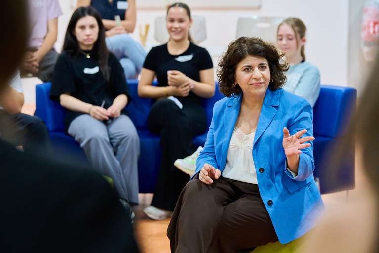 Landtag macht Schule - Berîvan Aymaz, Vizepräsitentin des Landtags NRW, zu Gast in der Gesamtschule Wasseramselweg in Köln - fotografiert von Jürgen Hermann Krause