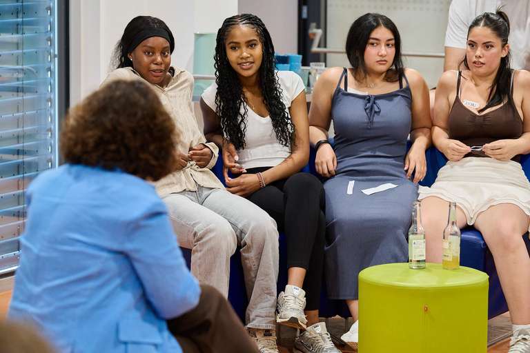 Landtag macht Schule - Berîvan Aymaz, Vizepräsitentin des Landtags NRW, zu Gast in der Gesamtschule Wasseramselweg in Köln - fotografiert von Jürgen Hermann Krause