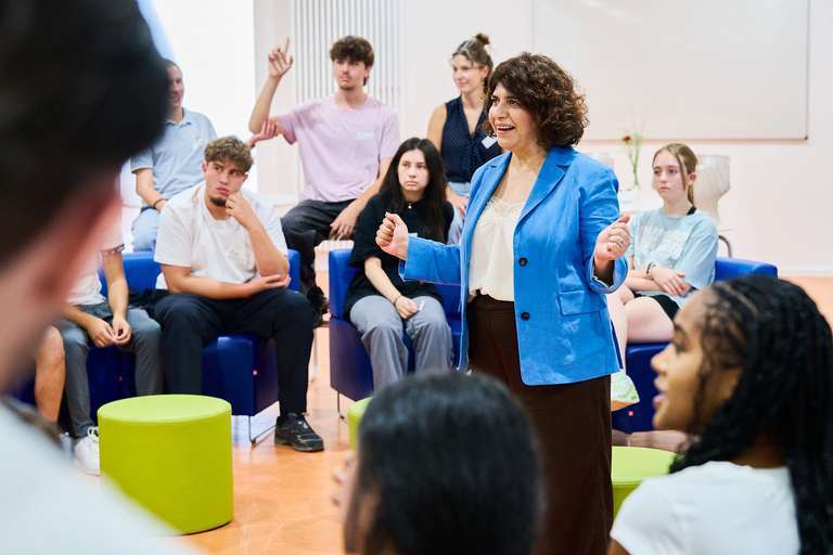 Landtag macht Schule - Berîvan Aymaz, Vizepräsitentin des Landtags NRW, zu Gast in der Gesamtschule Wasseramselweg in Köln - fotografiert von Jürgen Hermann Krause