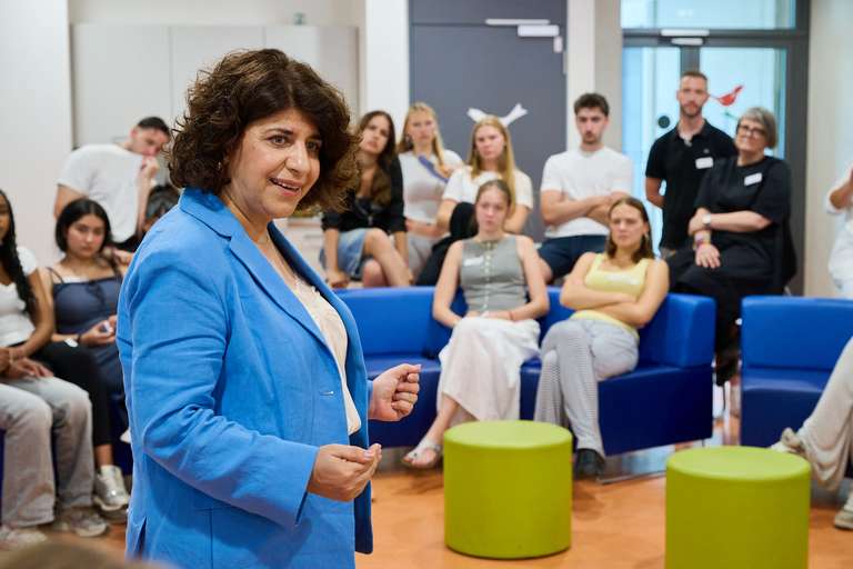 Landtag macht Schule - Berîvan Aymaz, Vizepräsitentin des Landtags NRW, zu Gast in der Gesamtschule Wasseramselweg in Köln - fotografiert von Jürgen Hermann Krause