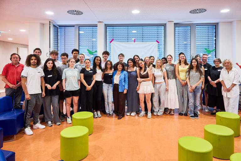 Landtag macht Schule - Berîvan Aymaz, Vizepräsitentin des Landtags NRW, zu Gast in der Gesamtschule Wasseramselweg in Köln - fotografiert von Jürgen Hermann Krause